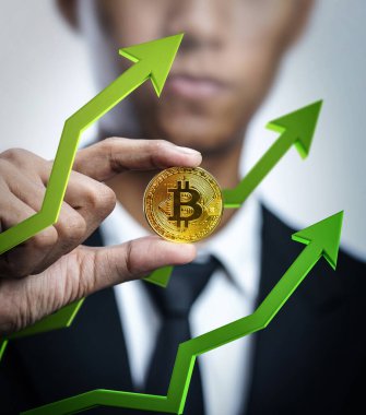 İşadamı Bitcoin 'i Yeşil 3D okla tutuyor. Bitcoin Fiyatı Artıyor Kavramı