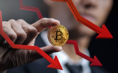 Bitcoin Price düşüyor. İşadamı Bitcoin 'i Kırmızı 3 Boyutlu Ok Düştü