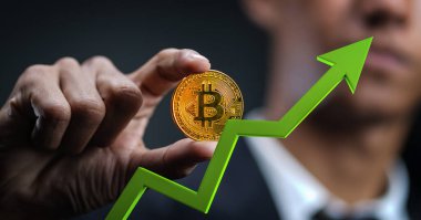 Bitcoin 'in büyümesi. İşadamı Bitcoin 'i Yeşil 3D okuyla tutuyor