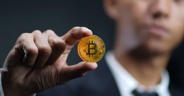 Empresário Segurando Bitcoin Criptomoeda Digital — Fotografia de Stock