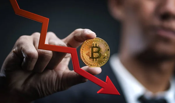 Bitcoin 'in değeri azalıyor. İşadamı Bitcoin 'i Kırmızı 3 Boyutlu Ok Düştü