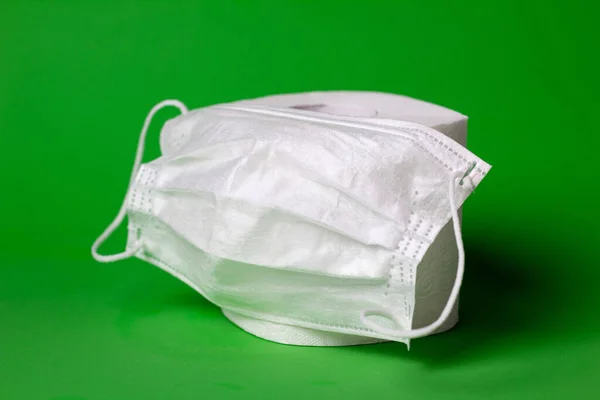Рулон Білого Туалетного Паперу Білої Маски Захисту Обличчя Ізольовані Зеленому — стокове фото