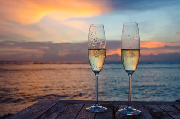 Gläser mit Wein vor Sonnenuntergang Stockbild