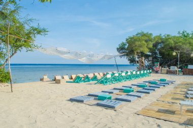 Kumsalda güneşlenirler