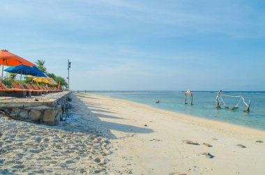 Kumsalda güneşlenirler