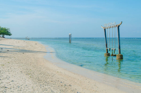 Качели на пляже