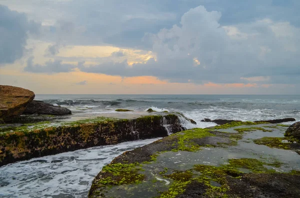 The seashore near the temple of Tanah Lot — Stockfoto