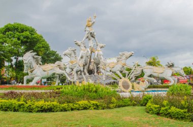 Bali adasındaki Kuta 'da Dwi heykeli