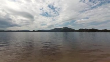 Dağların yakınındaki göl, Borovoe, Kazakistan 'daki kayalar ve ağaçlar