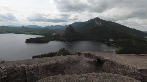 Vue du lac rocheux depuis la montagne avec des rochers et des arbres — Video