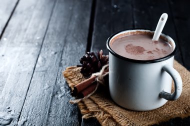 Kakao içki Kupası ve kırmızı battaniye.