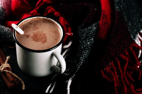 Kakaogetränk in Tasse und roter Decke. — Stockfoto