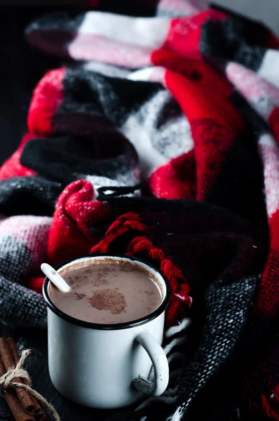 Kakaogetränk in Tasse und roter Decke. — Stockfoto