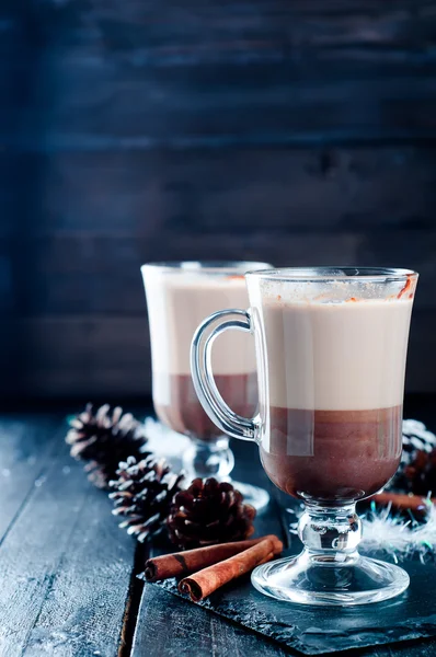 Tasse weihnachtlichen Cappuccino — Stockfoto