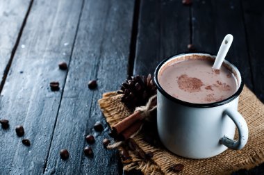 Kakao içki Kupası ve kırmızı battaniye.