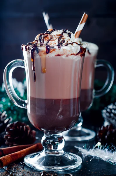 Kopje warme chocolademelk of koffie voor Kerstmis met slagroom — Stockfoto