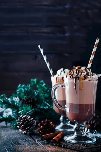 Kopje warme chocolademelk of koffie voor Kerstmis met slagroom — Stockfoto