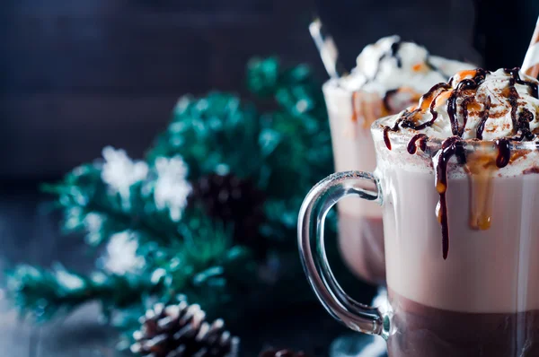 Kopje warme chocolademelk of koffie voor Kerstmis met slagroom — Stockfoto