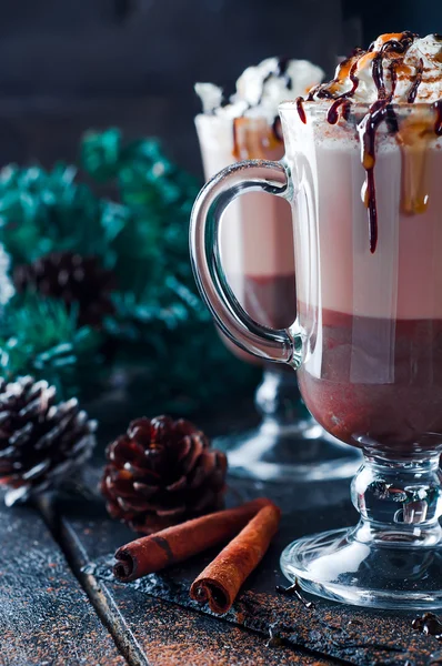 Kopje warme chocolademelk of koffie voor Kerstmis met slagroom — Stockfoto