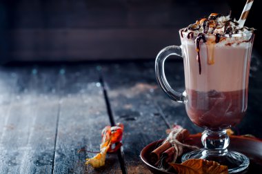 Sıcak kahve fincanı ile sonbahar arka plan