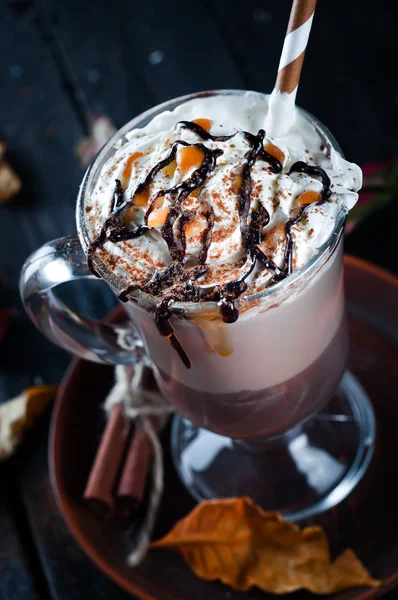 Achtergrond van de herfst met warme koffiekopje — Stockfoto