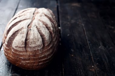 siyah bir zemin üzerine taze ekmek