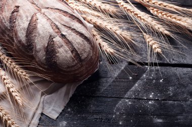 Tahtada taze ekmek ve buğday