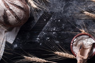 Tahtada taze ekmek ve buğday