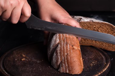 Baker Close-Up kesme taze ekmek Fırın eller.