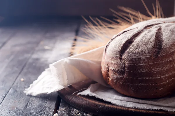 小麦と木製のテーブルの上のパン — ストック写真