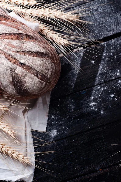 Pan fresco y trigo en la madera —  Fotos de Stock