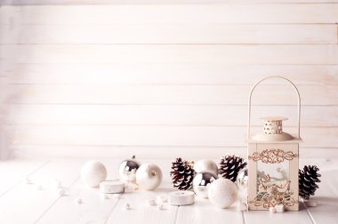 Fener Noel dekorasyonu ile karda yanan