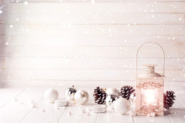 Hořící Lucerna ve sněhu s vánoční dekorace — Stock fotografie