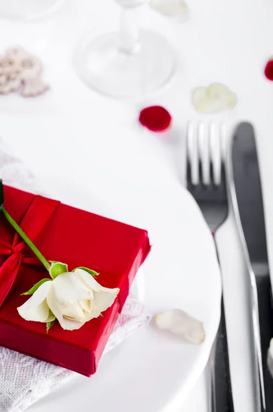 Configuração de mesa de férias elegante com presente de fita vermelha — Fotografia de Stock