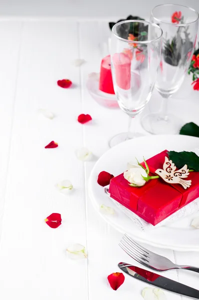 Configuração de mesa de férias elegante com presente de fita vermelha — Fotografia de Stock