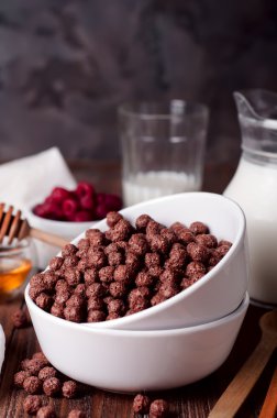 Çikolatalı gevrek halkalar kase