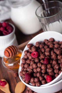 Çikolatalı gevrek halkalar kase