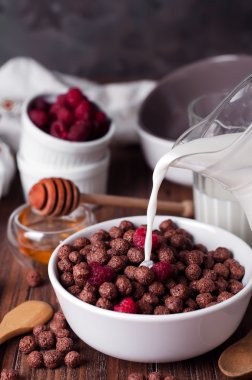 Mısır topları kahvaltı üzerine dökülür varlık süt ile