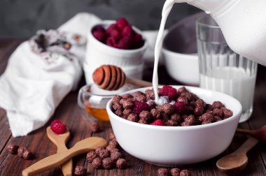 Mısır topları kahvaltı üzerine dökülür varlık süt ile