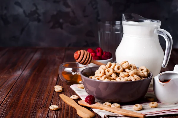 Colazione sana - anelli di cereale in una boccia con latte — Foto Stock