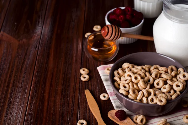 Colazione sana - anelli di cereale in una boccia con latte — Foto Stock