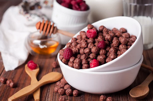 Anelli di cereali al cioccolato in ciotola — Foto Stock