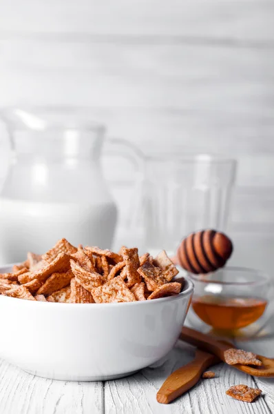 Cereali per la colazione e un bicchiere di latte fresco . — Foto Stock