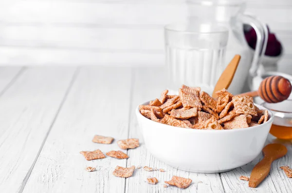 Cereali per la colazione e un bicchiere di latte fresco . — Foto Stock