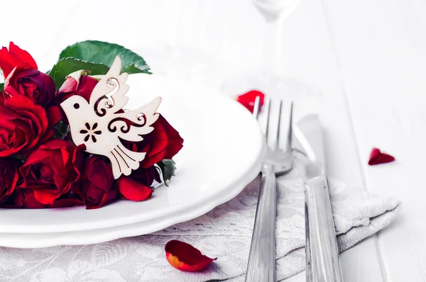 Close-up de detalhes sobre a mesa de jantar de pequeno-almoço de casamento com pomba — Fotografia de Stock