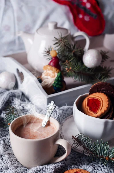 Desayuno de Navidad en la cama con café y galletas — Foto de Stock