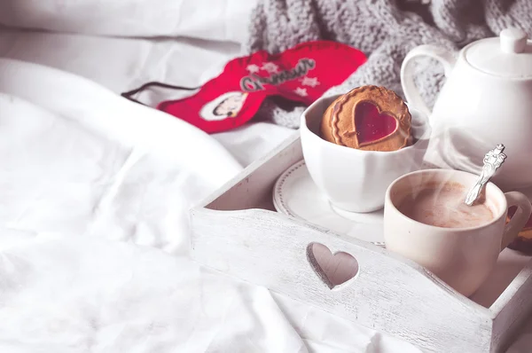 Café da manhã na cama com café e biscoitos — Fotografia de Stock