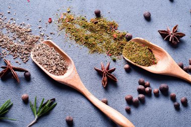 tahta kaşıklar baharat ve otlar ile