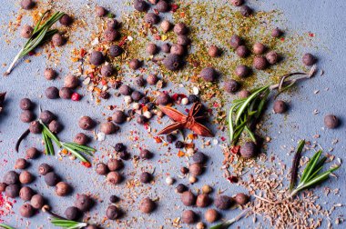 tablo farklı baharatlar üzerinde dağınık