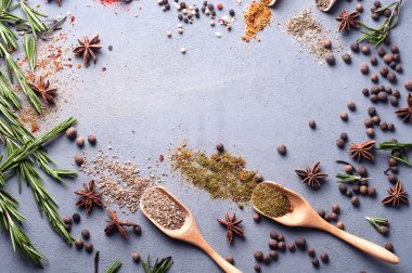 tahta kaşıklar baharat ve otlar ile